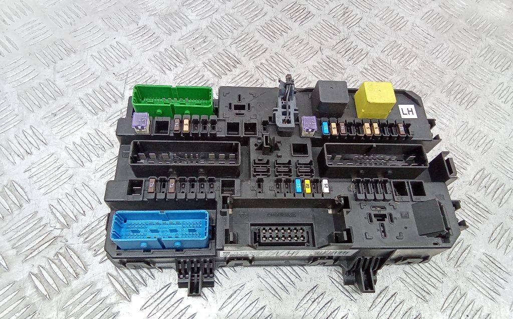 блок предохранителей Opel Zafira 3 поколение (C) 2011, 13268286 - фото №1