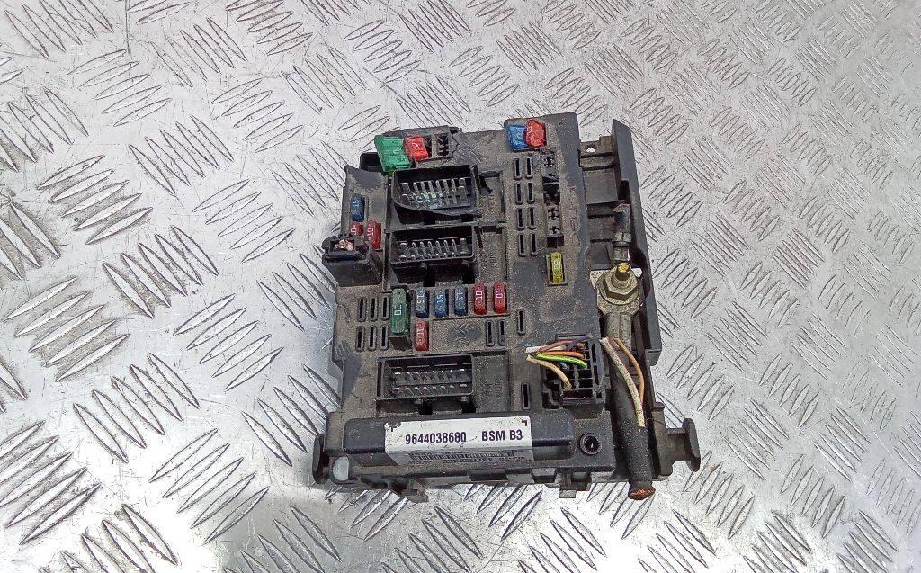 блок предохранителей Peugeot 307 1 поколение 2001, 9644038680 - фото №1