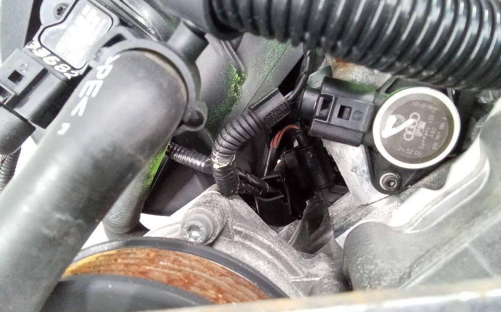 форсунка Volkswagen Golf 6 поколение 2008, 1.6 л., бензин, МКПП - фото №1