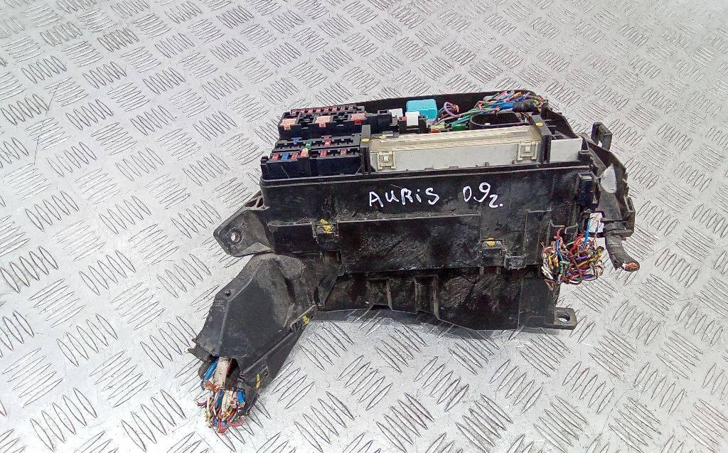 блок предохранителей Toyota Auris 1 поколение 2009 - фото №1