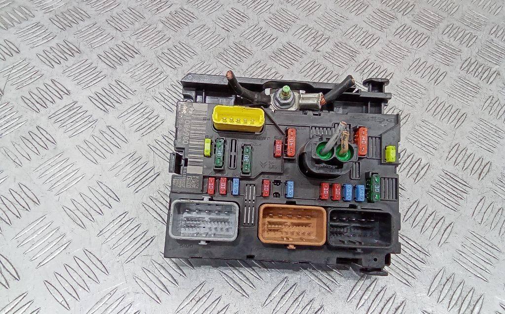 блок предохранителей Peugeot 207 1 поколение 2006, 9661086980 - фото №1