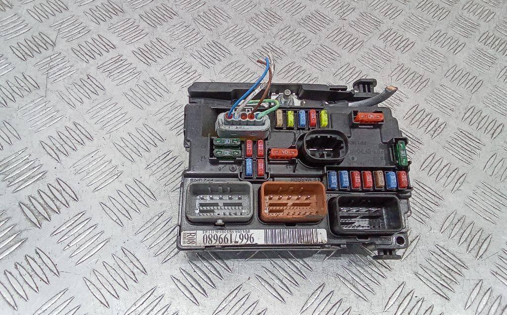 блок предохранителей Citroen C3 2 поколение 2010, 9667199680 - фото №1