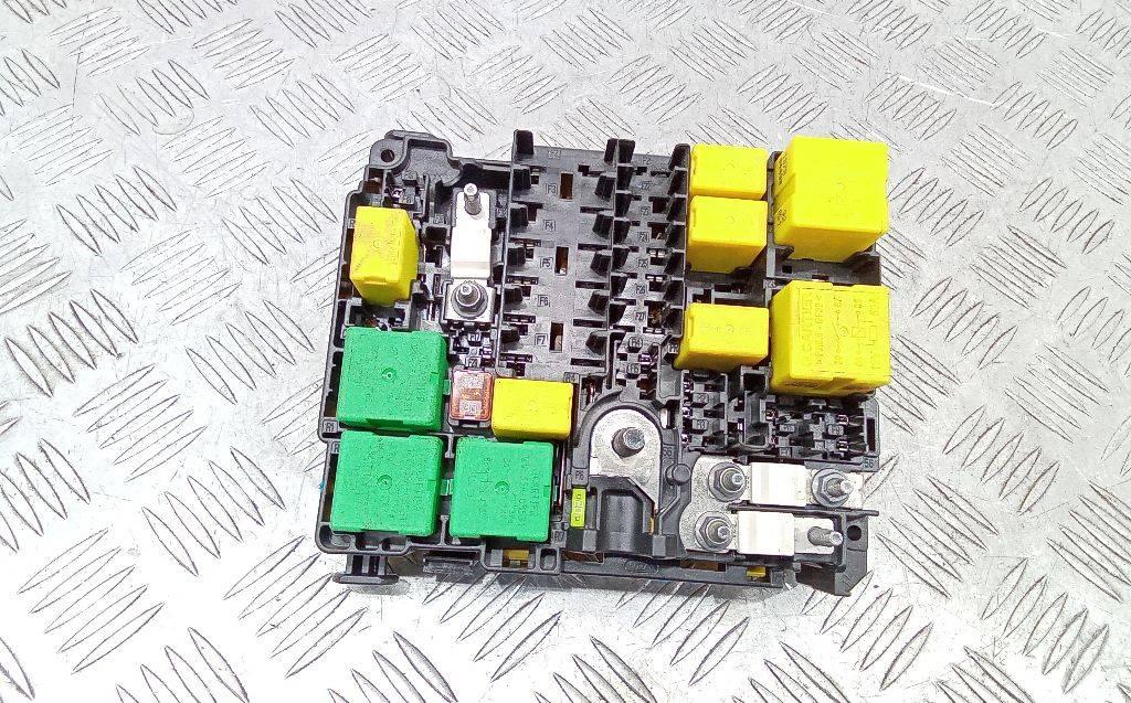 блок предохранителей Peugeot 208 2 поколение 2018, 9804848580 - фото №1