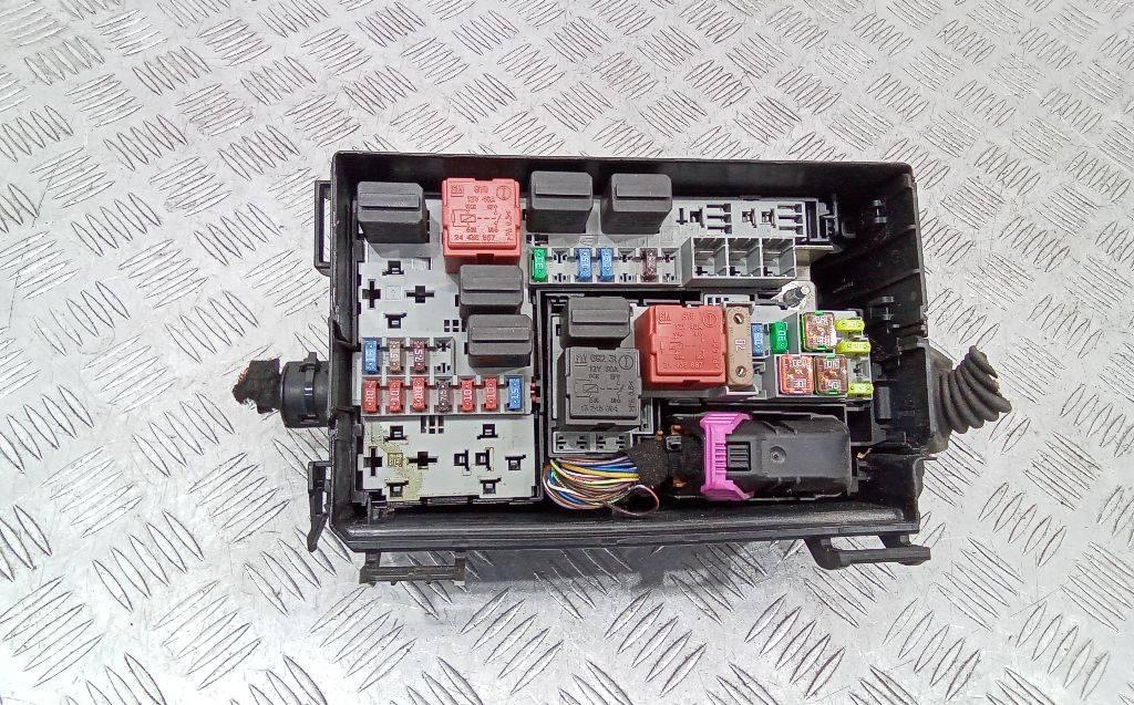 блок предохранителей Opel Corsa D 2009 - фото №1