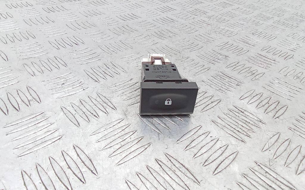 кнопка центрального замка Renault Koleos 1 поколение 2009 - фото №1
