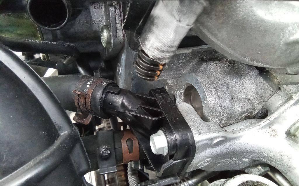 фланец (тройник) системы охлаждения Renault Clio 3 поколение 2008, 1.5 л., дизель, МКПП, 8200337841 - фото №1