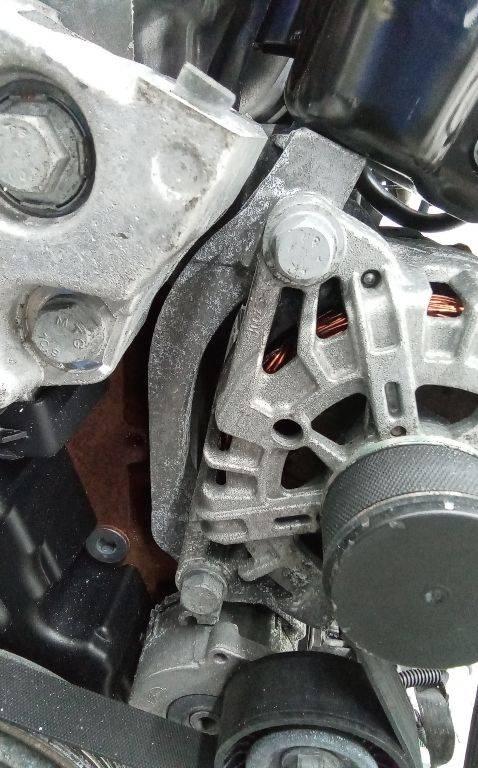 кронштейн генератора Citroen C5 2 поколение 2008, 2.0 л., дизель, АКПП - фото №1