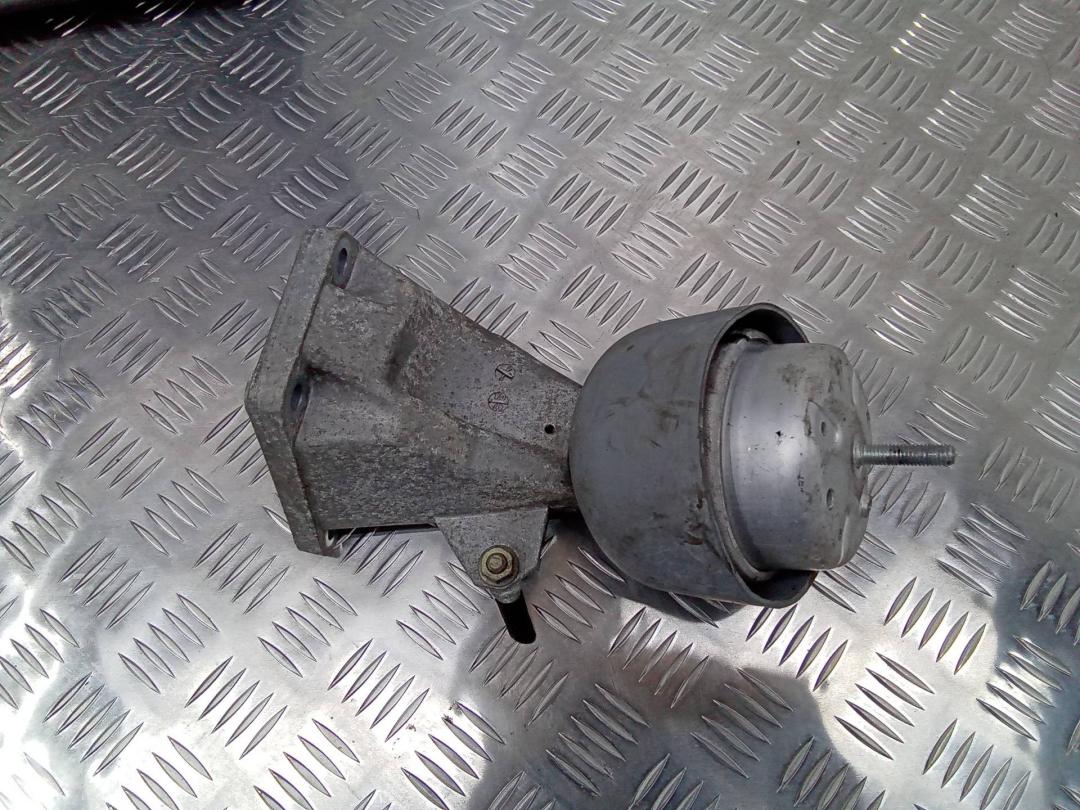 подушка крепления двигателя Skoda Superb 1 поколение 2005, 2.8 л., бензин, 8D0199308 - фото №1