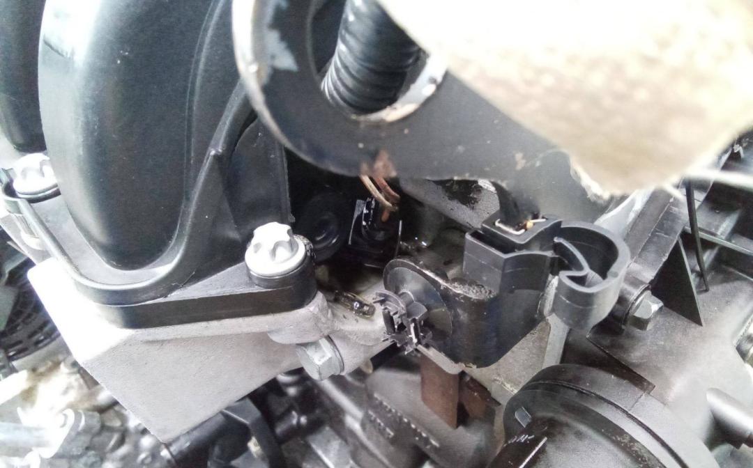 форсунка Renault Clio 3 поколение 2006, 1.4 л., бензин, МКПП - фото №1