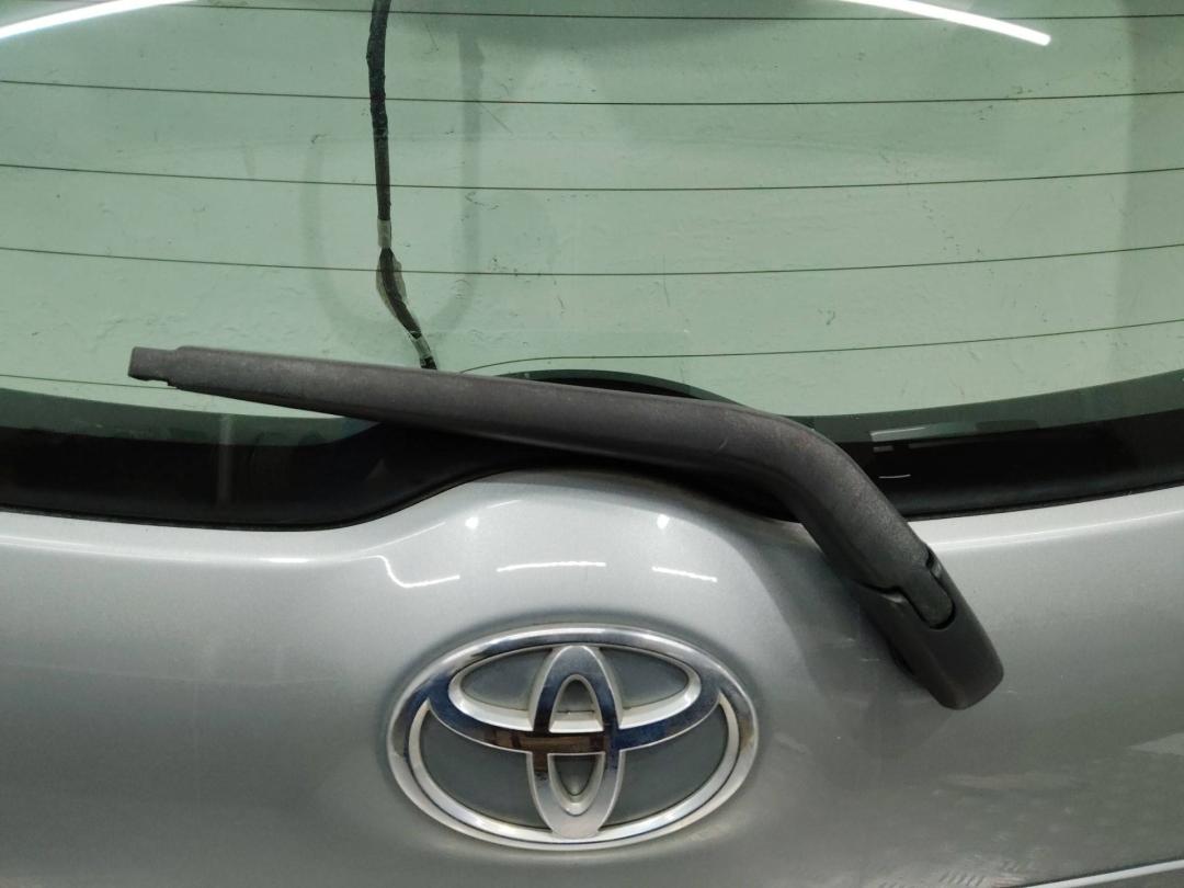 щеткодержатель задний Toyota Auris 1 поколение 2009 - фото №1