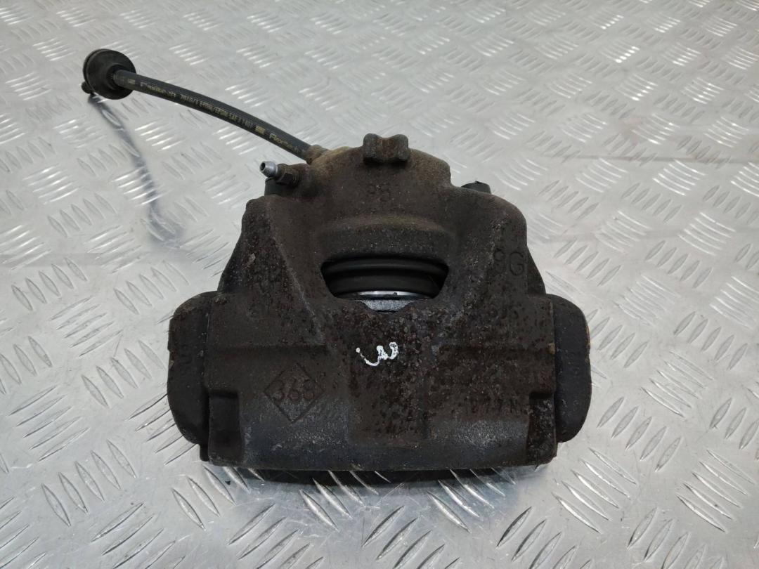 суппорт передний правый Renault Megane 3 поколение 2010, 1.5 л., дизель - фото №1