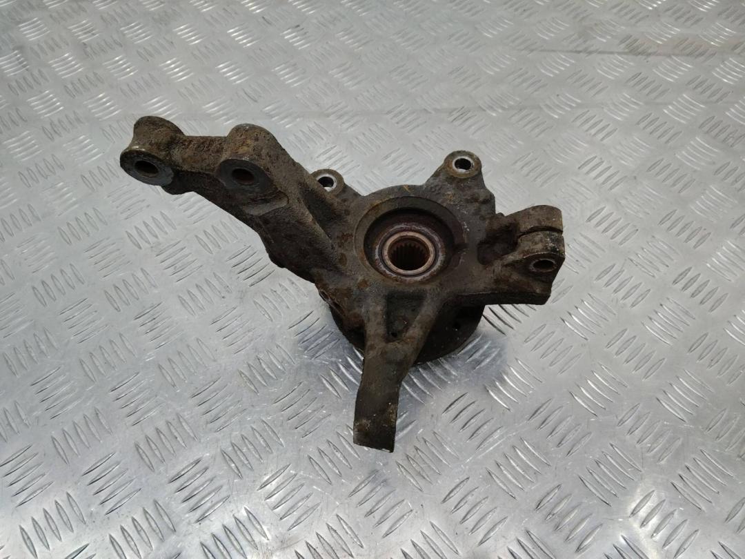 кулак поворотный левый Dacia Sandero 2 поколение 2013 - фото №1