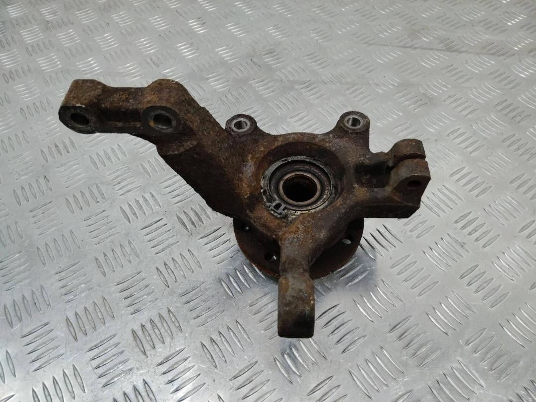 кулак поворотный левый Nissan Micra 3 поколение (K12) 2003 - фото №1