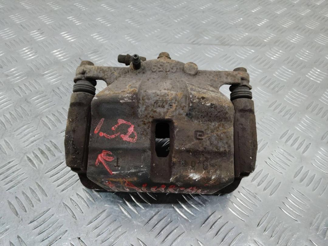 суппорт передний правый Nissan Qashqai 1 поколение 2009, 1.5 л., дизель - фото №1