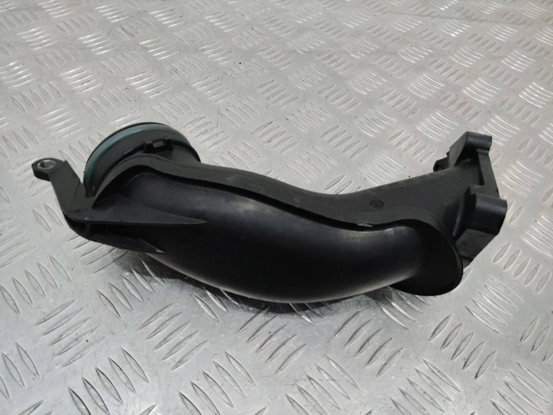 патрубок (трубопровод, шланг) Audi A8 D3/4E 2002, 4.0 л., дизель, 057145762E - фото №1