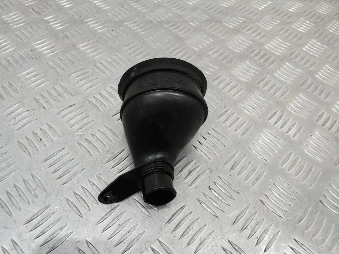 маслозаливная горловина Audi A8 D3/4E 2002, 4.0 л., дизель, 057103482C - фото №1