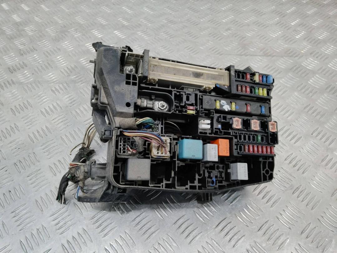 блок предохранителей Toyota Auris 1 поколение 2008, 5883R0A1 - фото №1