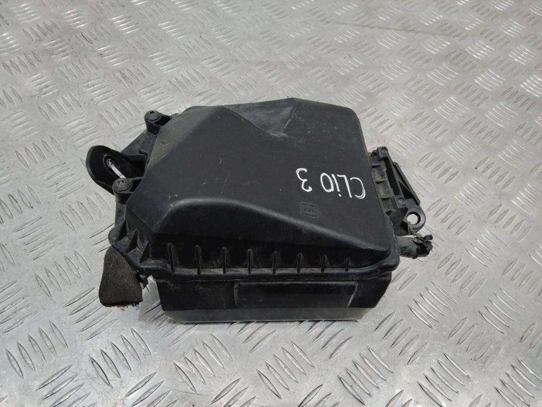 блок предохранителей Renault Clio 3 поколение 2008, 674658A - фото №1