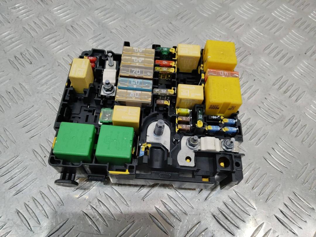 блок предохранителей Peugeot 208 1 поколение 2012, 9800327080 - фото №1