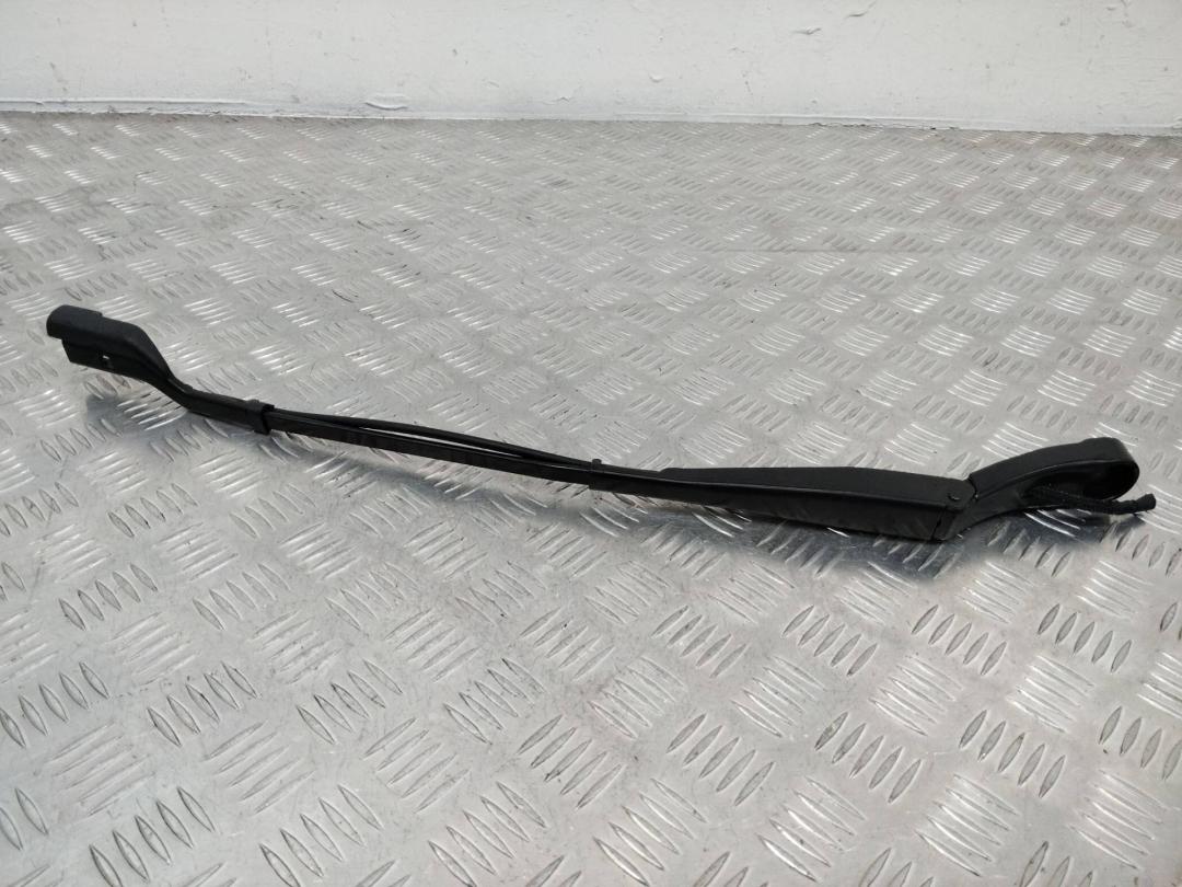 щеткодержатель (поводок стеклоочистителя, дворник) Peugeot 3008 2 поколение 2017, 9810664880 - фото №1