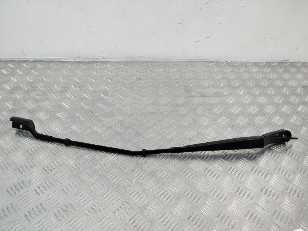 щеткодержатель (поводок стеклоочистителя, дворник) Peugeot 3008 2 поколение 2017, 9810664980 - фото №1