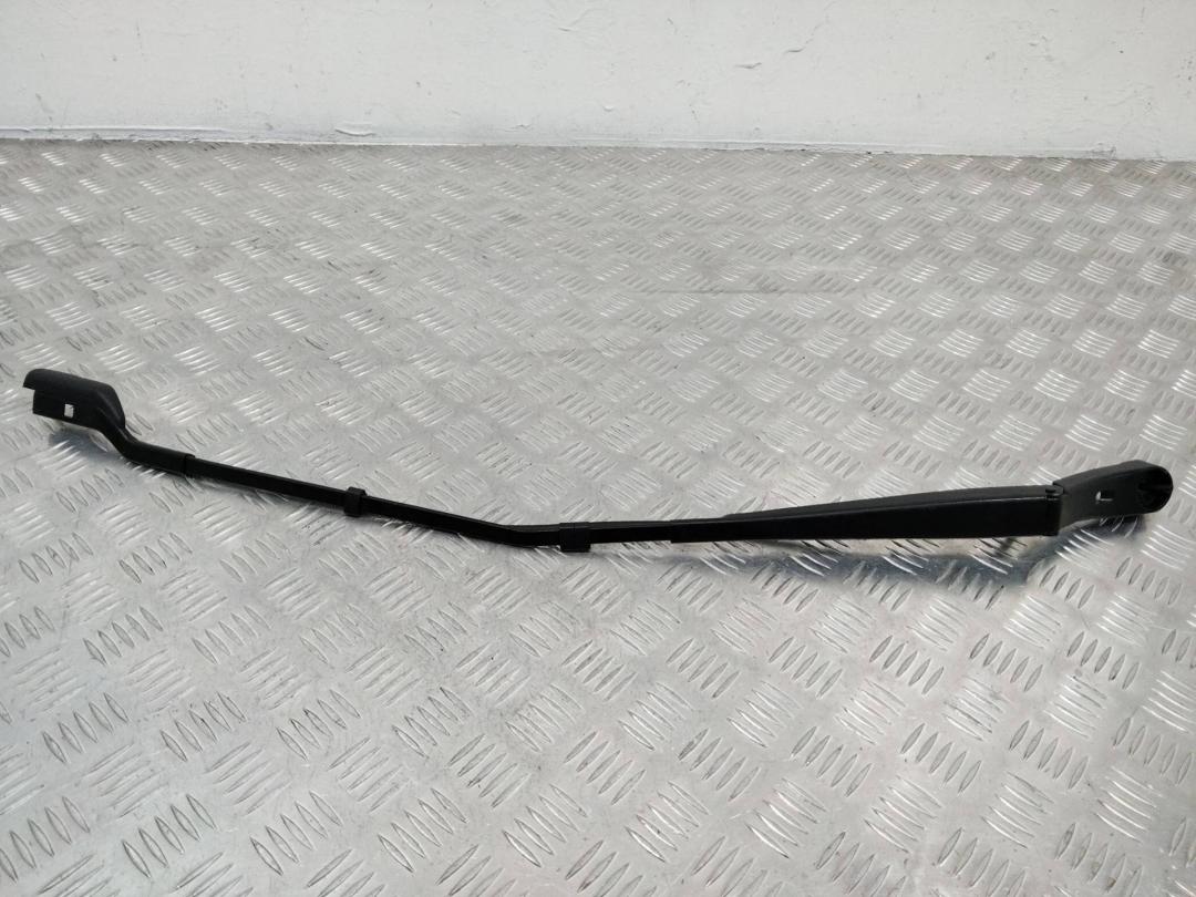 щеткодержатель (поводок стеклоочистителя, дворник) Peugeot 3008 2 поколение 2017, 9810664980 - фото №1