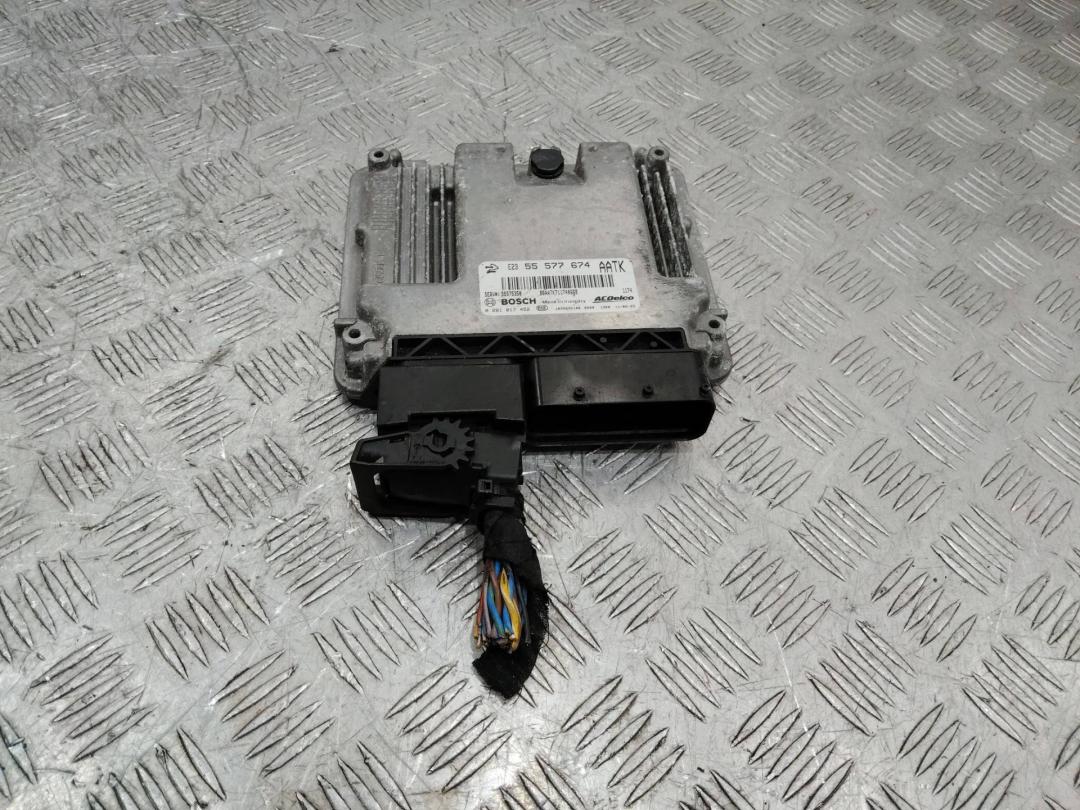 блок управления двигателем Opel Insignia 1 поколение (A) 2011, 2.0 л., дизель, АКПП, 55577674 - фото №1