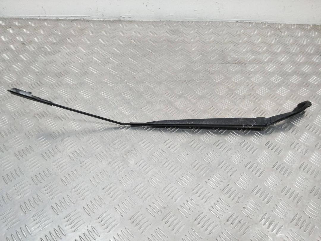 щеткодержатель (поводок стеклоочистителя, дворник) Nissan Qashqai 1 поколение 2007, 1.5 л., дизель, 80017607 - фото №1