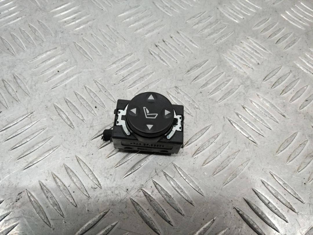 кнопка подкачки сидений BMW 3 серия E90/E91/E92/E93 2007, 3.0 л., бензин, кабриолет, 8360877 - фото №1