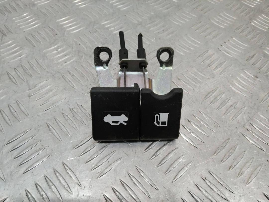 кнопка открытия лючка топливного бака Nissan Qashqai 1 поколение 2007, 1.5 л., дизель - фото №1