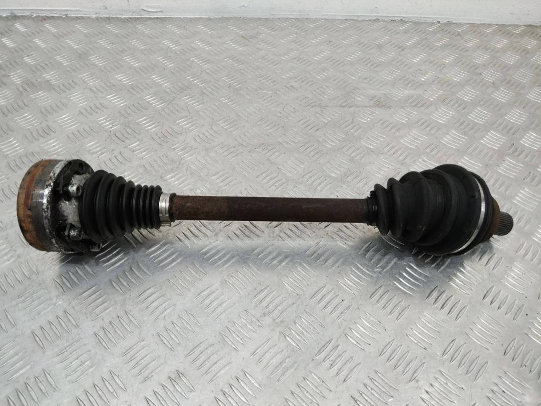 полуось передняя левая (приводной вал, ШРУС) Volkswagen Passat B6 2006, 1.9 л., дизель, МКПП - фото №1