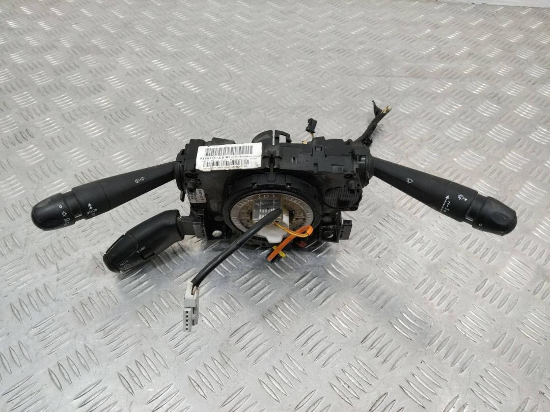 переключатель подрулевой (стрекоза) Peugeot 208 1 поколение 2014, 98081767ZD - фото №1