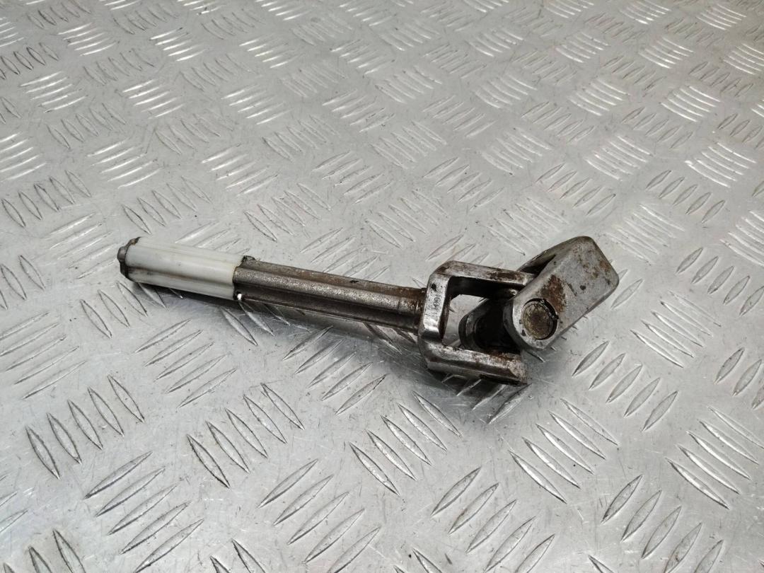 рулевой карданчик Volkswagen Golf 4 поколение 2001 - фото №1