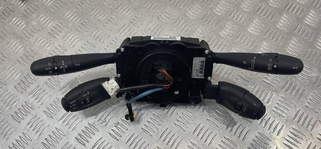 переключатель подрулевой (стрекоза) Peugeot 3008 1 поколение 2010, 96661296XT - фото №1