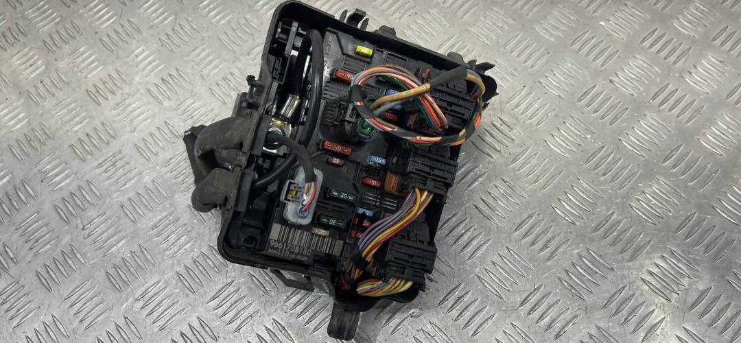 блок предохранителей Peugeot 207 1 поколение 2006, 9661708180 - фото №1