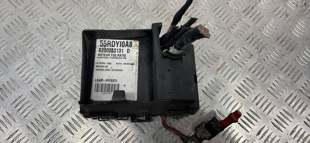 блок предохранителей Renault Laguna 2 поколение 2004, 8200283131D - фото №1
