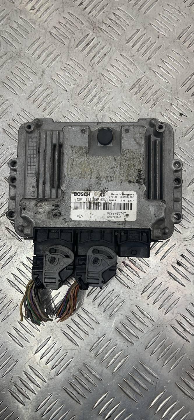 блок управления двигателем Renault Megane 1 поколение (1995 - 1999), 8200705747 - фото №1