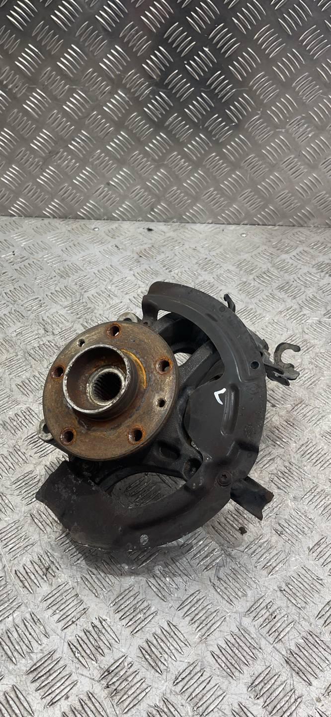 кулак поворотный левый Renault Megane 1 поколение (1995 - 1999) - фото №1