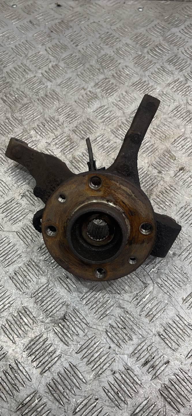 кулак поворотный правый Renault Sandero 1 поколение (2009 - 2014) - фото №1