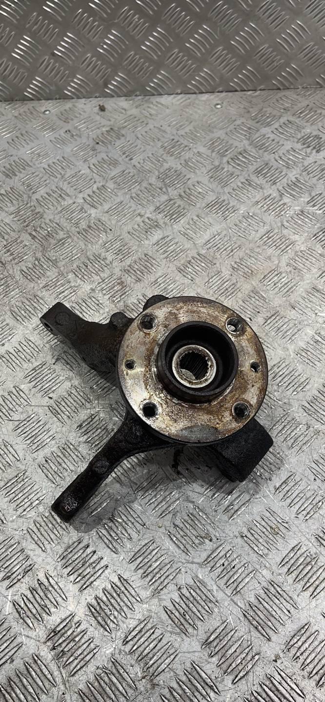 кулак поворотный левый Renault Sandero 1 поколение (2009 - 2014) - фото №1