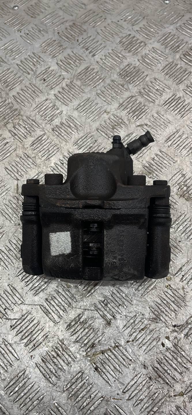 суппорт передний левый Renault Logan 1 поколение (2004 - 2009) - фото №1