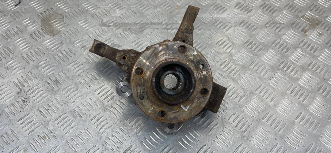 кулак поворотный левый Renault Sandero 2 поколение 2013 - фото №1