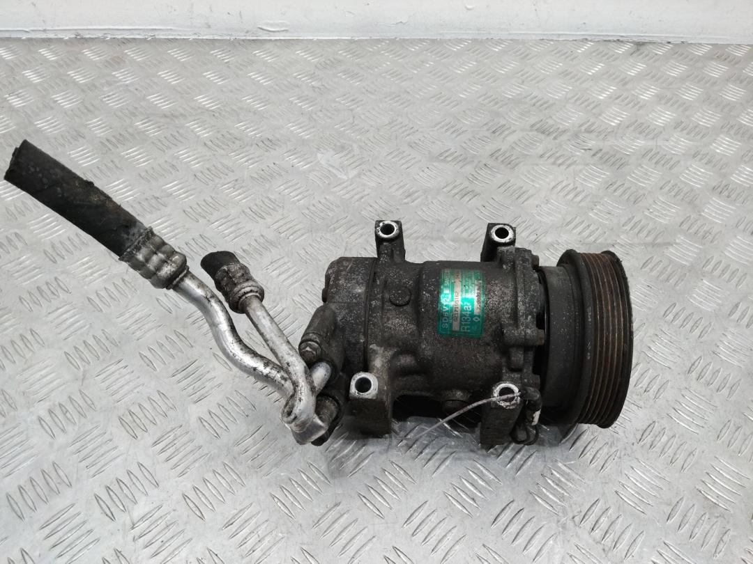 компрессор кондиционера Renault Clio 2 поколение 2000, 1.4 л., бензин, МКПП, 7700273801 - фото №1