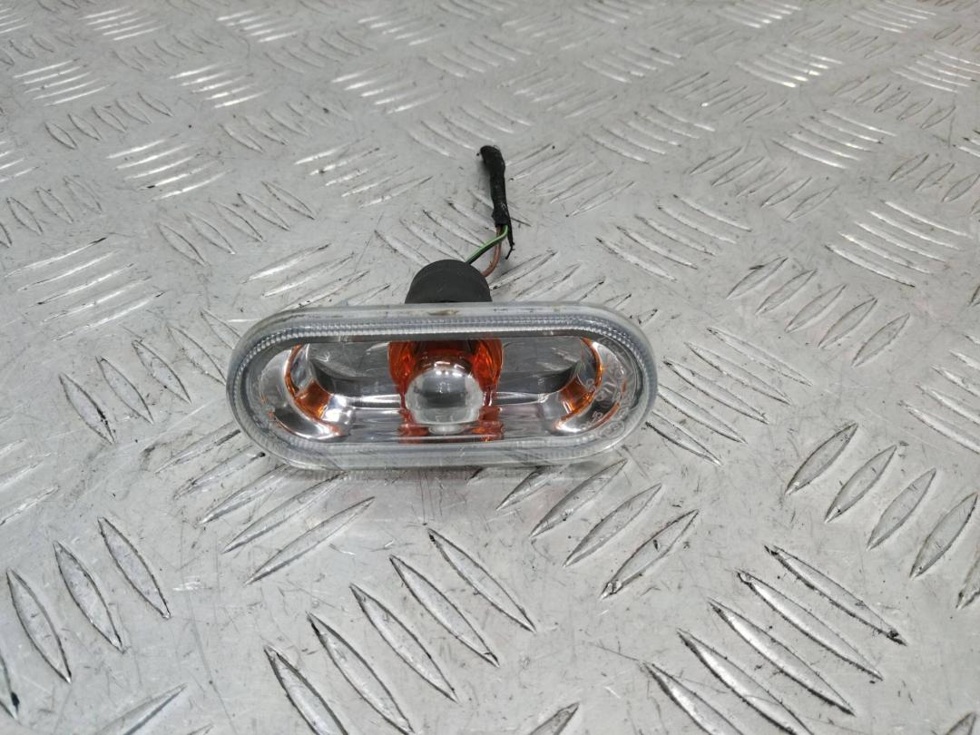 повторитель поворота на крыле Volkswagen Caddy 3 поколение 2007, 2K0949117A - фото №1