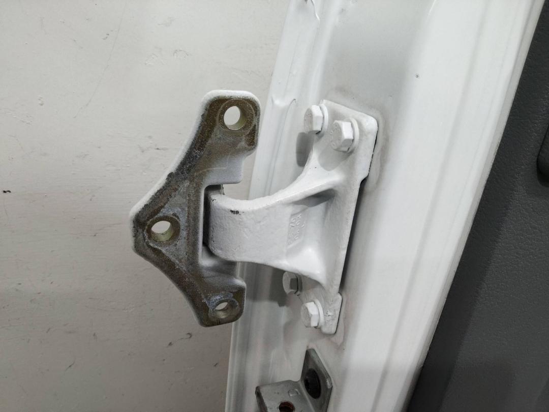 петля двери Renault Midlum 1 поколение 2003 - фото №1