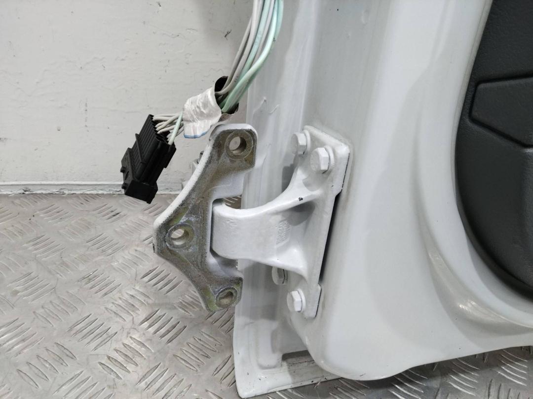 петля двери Renault Midlum 1 поколение 2003 - фото №1