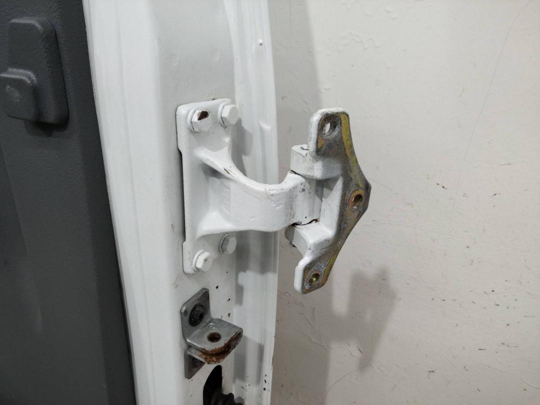 петля двери Renault Midlum 1 поколение 2003 - фото №1