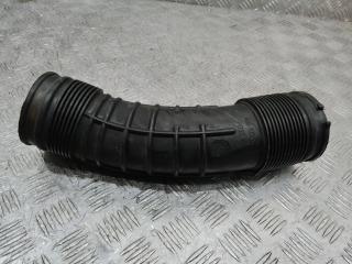 патрубок воздушного фильтра Volvo V70 3 поколение 2007, 2.4 л., дизель, АКПП, 6898050