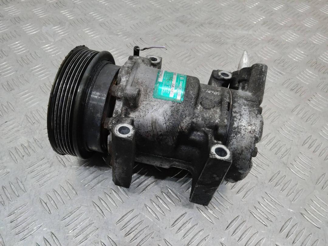 компрессор кондиционера Renault Clio 2 поколение 2000, 1.4 л., бензин, МКПП, 7700273801 - фото №1