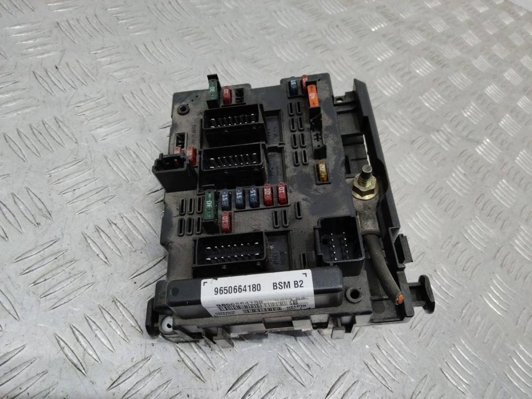 блок предохранителей Peugeot 307 1 поколение 2004, 9650664180 - фото №1